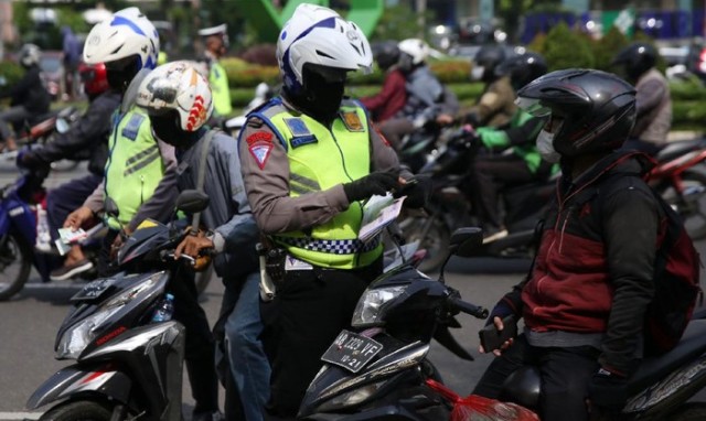 Seperti yang kita ketahui, bahwa berkendara harus dengan membawa surat-surat kendaraan. Namun, ketika ada razia ada satu berkas yang di bawa berupa Fotokopi yakni STNK, Apa bisa lolos tilang?