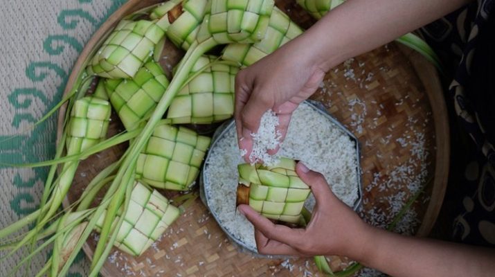 Ketupat menjadi ikon menu saat Lebaran. Ingin masak ketupat buat hari raya? berikut tips dan 5 langkah membuatnya legit ala chef yang patut dicoba