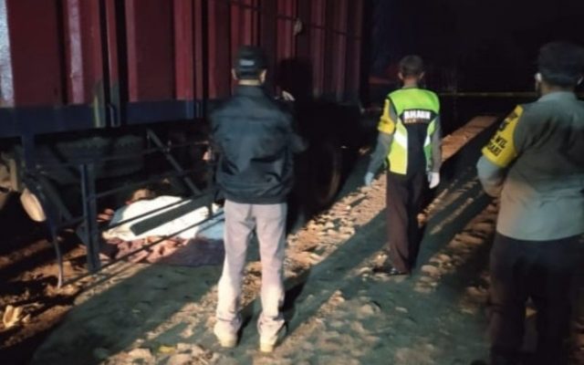 Ada-ada saja tingkah kernet yang satu ini, Ia yang asyik tiduran saat antrian pupuk malah tewas terlindas oleh truk nya sendiri. Hal ini pun gegerkan orang-orang sekitar lokasi kejadian.