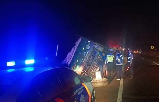 Mujur tak dapat diraih, malang tak dapat dielak, mungkin begitulah mengambarkan peristiwa ini. Dongkrak lepas, 3 sopir tewas meregang nyawa.