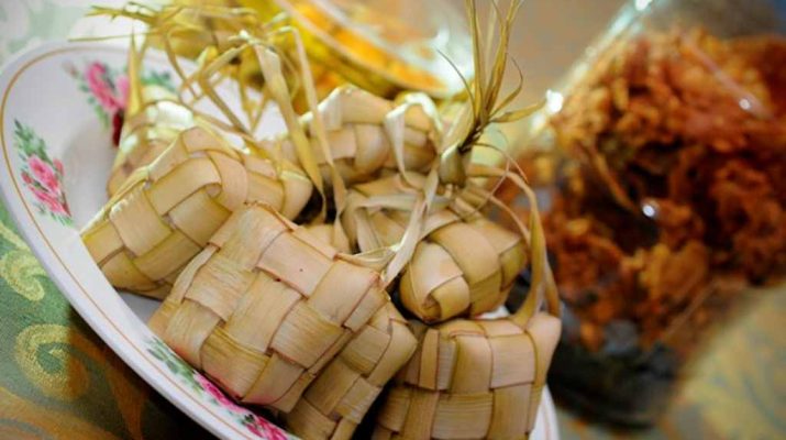 Lebaran dan ketupat seolah tak terpisahkan. Kamu sudah buat ketupat? Ketupat lebaran masih banyak, dan lupa cara hangatkan agar tak basi? Yuk kita ikuti saran chef