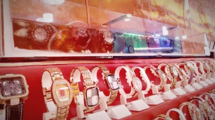 Tak terasa, kurang lebih lagi 2 pekan lagi Hari Raya Lebaran akan tiba. Tentunya para pembaca dinamikajambi.com sudah pada jam tangan baru kan ? Jika belum, di sini solusinya, cukup membawa uang 30 ribu anda bisa membawa jam tangan baru cantik loh di Jambi.