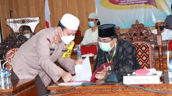Bupati Tanjung Jabung Barat Anwar Sadat, menghadiri sekaligus menyaksikan secara virtual final arakan sahur online yang di gelar Polres Tanjabbar.