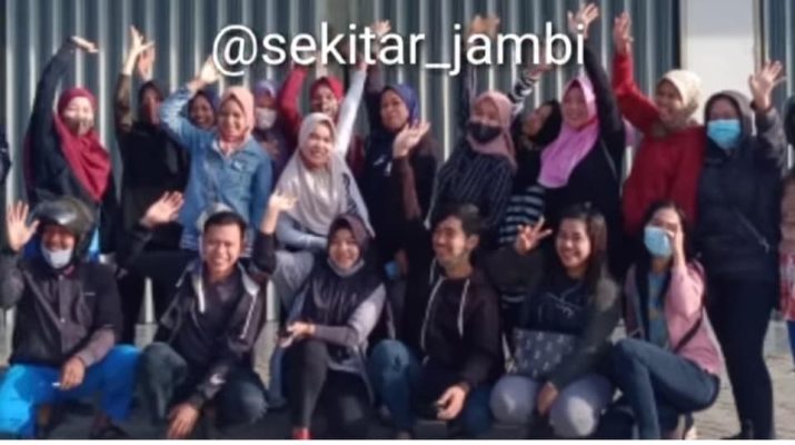 Usai menikmati libur lebaran, puluhan pekerja air mineral Arthess di PHK, Sabtu (15/5/2021). Pekerja bingung, tak boleh masuk kawasan pabrik.
