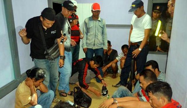 Lagi-lagi instansi Polri di coreng oleh anggotanya sendiri. Betapa tidak, tengah asyik pesta narkoba jenis sabu-sabu, 5 oknum polisi ini di gerebek dan di tangkap Divpropam ke Mabes Polri.