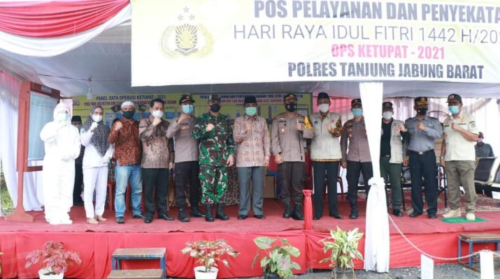 Bupati Tanjabbar Anwar Sadat dan Kapolres AKBP Guntur Saputo tinjau pos Penyekatan Larangan Mudik Perbatasan Riau, Kamis (06/05/2021). 