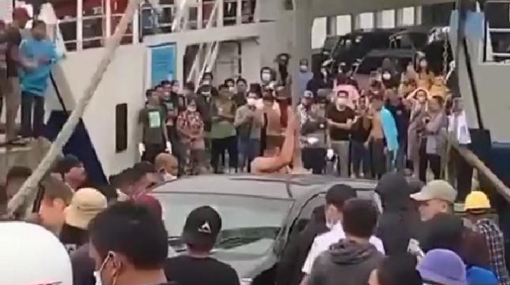 Kabar duka kembali datang dari Danau Toba, Sumatera Utara. Pintu Kapal Motor Penyebrangan atau KMP Ihan Batak amblas, sebuah mobil terjun ke danau toba.