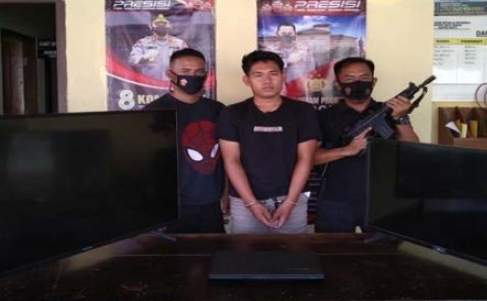 Ibarat kata pepatah, sepandai-pandainya tupai melompat pasti akan jauh juga. Begitulah yang terjadi dengan oknum Satpol-PP yang ketahuan mencuri di kantor Bupati ini.