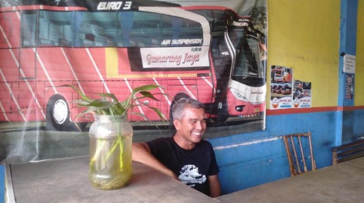 Larangan mudik kembali berlaku setelah pada 2020 lalu. Larangan mudik itu, berdampak pada sopir bus yang ngangur dan curhatan nasib jelang lebaran. 