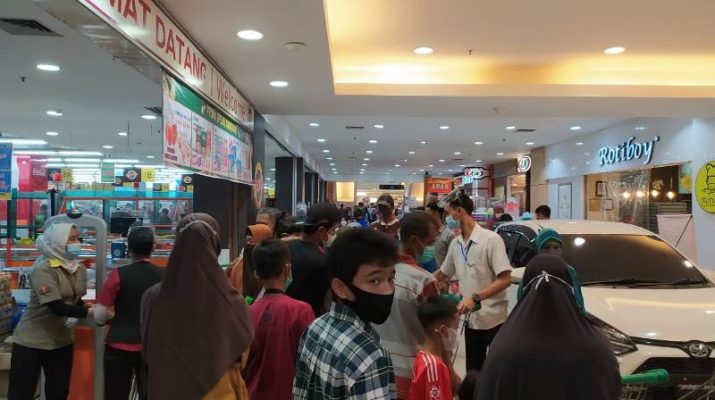 Terpantau, hingga pukul 21.00 Malam Lebaran, Mall Jamtos masih membludak pengunjung. Pusat Perbelanjaan itu ramai dikunjungi warga