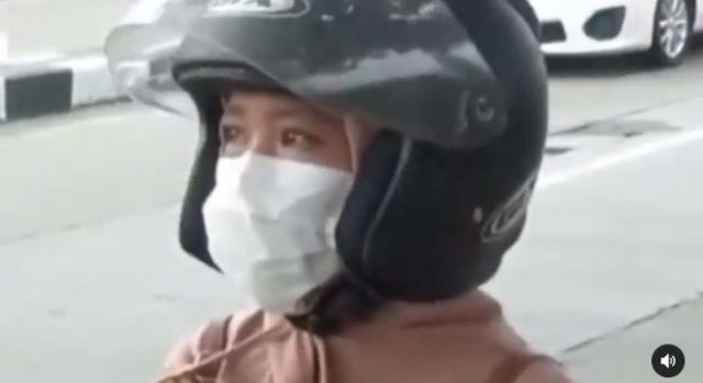 Nasib malang tak dapat di elaknya, dengan terpaksa mudik ke kampung halmaan lantaran di PHK dari tempatnya bekerja. Namun, dalam perjalanan Ia malah ditahan oleh petugas dan di suruh putar balik, wanita ini pun menangis minta di izinkan mudik.