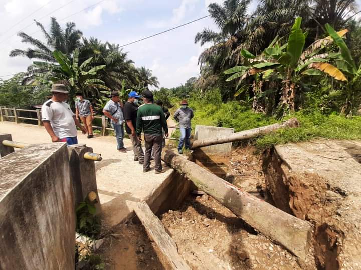 Wabup Tanjabbar tinjau kondisi jembatan di Desa Intan Jaya, Kecamatan Muara Papalik. Kondisinya rusak parah, akibat tergerus banjir