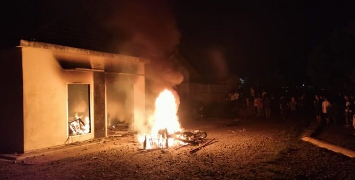 Ratusan warga melempari dan bakar Mapolsek Candipuro, pada Selasa, (18/05/2021) pukul 23.00 WIB. 2 gedung jadi sasaran amuk warga. 