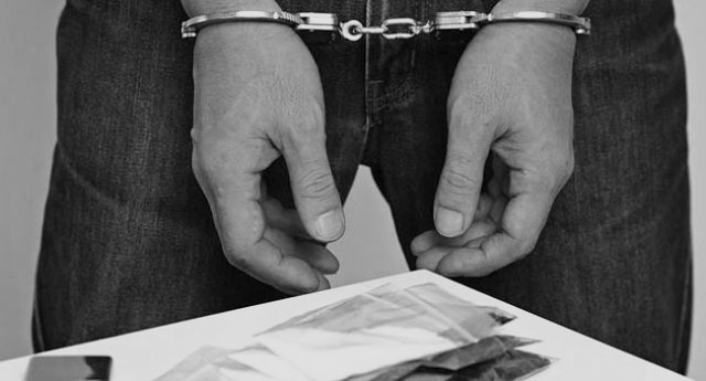 Seorang oknum guru di Sumatera Utara dibekuk polisi, lantaran di duga kerap lakukan transaksi narkoba jenis sabu. Ia dan barang bukti, diboyong ke kantor polisi.
