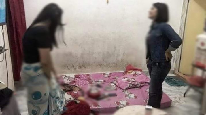 Seorang ibu dan anak perempuannya dibekuk polisi di kamar indekos, tengah berbuat hal yang melanggar hukum. Mereka pun, kini di proses di kantor kepolisian.