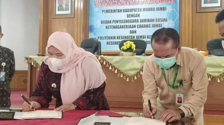 Bupati Muaro Jambi, Hj Masnah Busro Kamis (10/6/2021) teken MoU dengan BPJS dan Politeknik Kesehatan Jambi. Bupati juga menyerahkan beasiswa pada acara yang berlangsung di Aula Nang Inang.