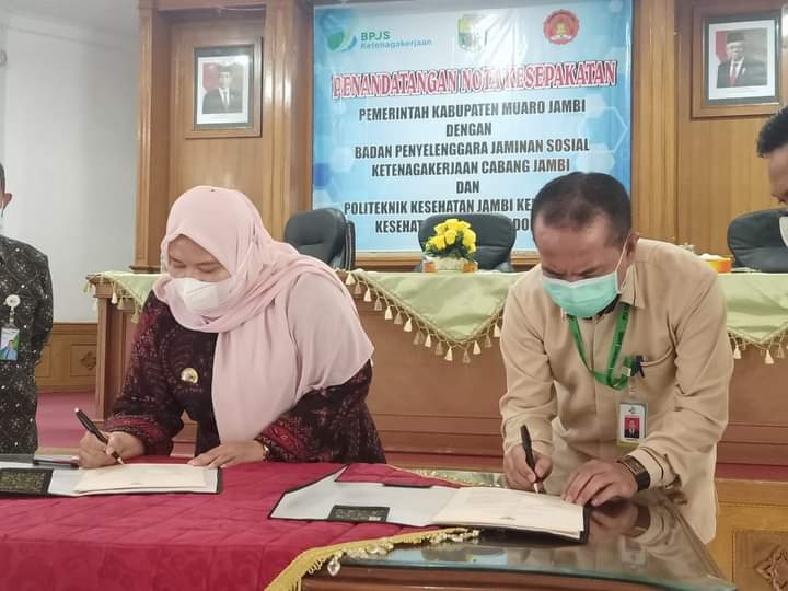 Bupati Muaro Jambi, Hj Masnah Busro Kamis (10/6/2021) teken MoU dengan BPJS dan Politeknik Kesehatan Jambi. Bupati juga menyerahkan beasiswa pada acara yang berlangsung di Aula Nang Inang.