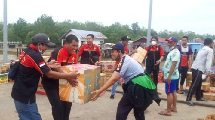 Peduli terhadap korban Kebakaran, yang melanda Mendahara, Tanjung Jabung Timur (Tanjabtim) waktu lalu, Komunitas Kijang Indonesia (KKI) Pengda Jambi salurkan bantuan.