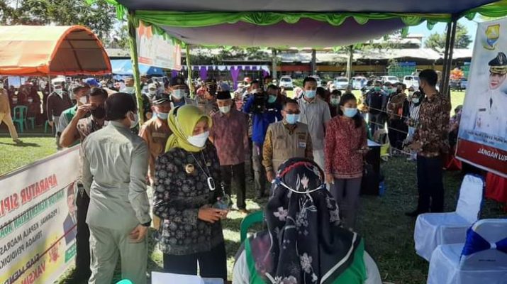 Vaksinasi Massal yang diselenggarakan di Unit Usaha Kayu Aro PTPN VI, bersama Gubernur Jambi di Kabupaten Kerinci Provinsi Jambi, Minggu (27/06/2021).