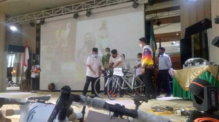 Meriahkan Hari Ulang Tahun atau HUT Pemkot Jambi ke-75, sekaligus Hari Jadi Tanah Pilih Pusako Batuah, Lansia ikuti Gowes sepanjang 17 meter secara virtual.