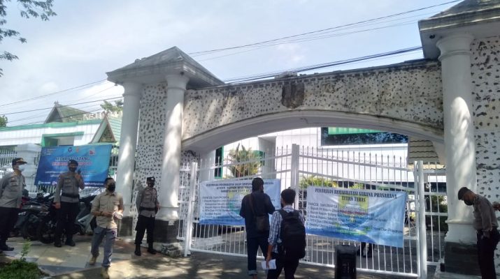 LSM Gerakan Tangan Rakyat demo di depan Kejaksaan Tinggi Jambi. Kedatangan mereka soroti proyek Rehabilitasi Sarana Prasarana SMA Titian Teras, yang di duga bermasalah.