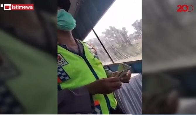 Saat melakukan proses tilang kepada pelanggar lalu lintas, seorang oknum perwira polisi nekat lakukan negosiasi hingga viral, Ia pun dicopot dari jabatannya.