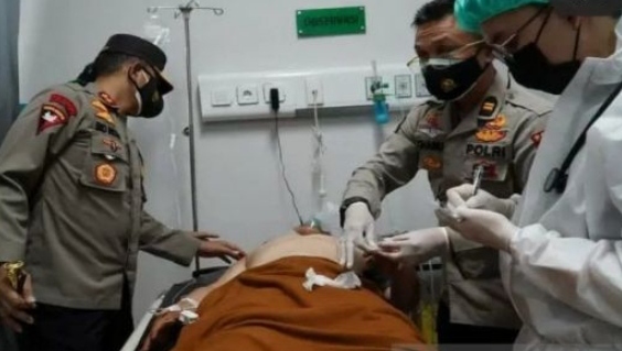 Seorang Polisi Satlantas yang tengah berjaga di Pos diserang OTK (Orang tak Dikenal), hingga alami luka tusuk. Beruntungnya, Ia masih bisa di tolong warga dan di larikan ke rumah sakit setempat.