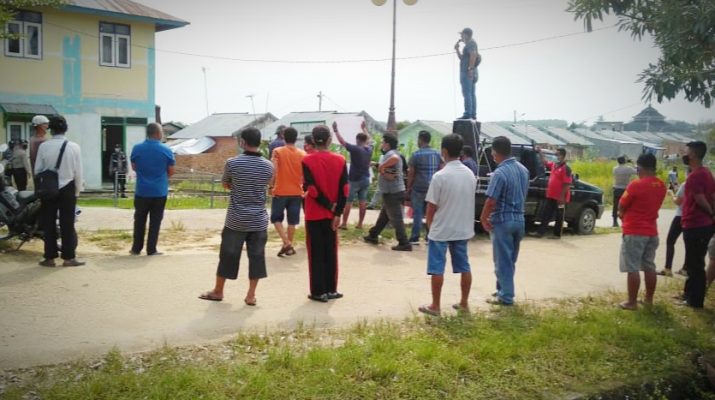 Tak terima fasilitas lingkungan tak di penuhi, dari awal berdirinya perumahan. Ratusan warga geruduk kantor Pemasaran Perumnas Sungai Duren, Senin (07/06/2021).