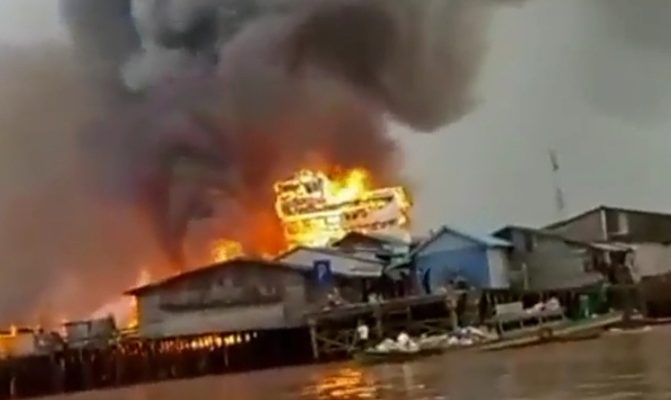 Peristiwa kelam negeri ini kembali menyeruak, puluhan rumah di Kabupaten Tanjabtim ludes terbakar, Selasa (08/06/2021).