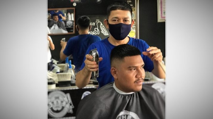 Demi membuka sebuah bisnis Barbershop, Pria ini rela jual motor kesayangan. Berkat pengorbanan itu Dzaky Barbershop kini ngetop di Jambi.