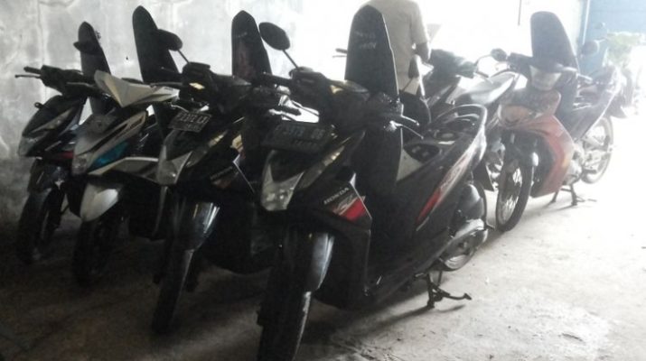 Seorang Debt Collector ditangkap polisi, lantaran nekat tarik kendaraan sepeda motor konsumen secara paksa. Sontak gegerkan publik.