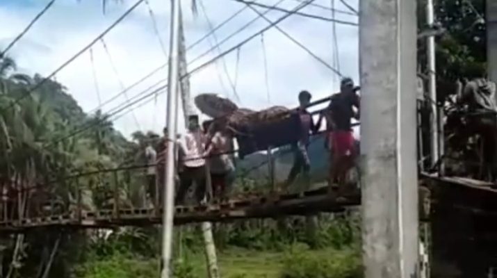Baru-baru sebuah video viral di media sosial, di mana sejumlah warga yang di duga di Sarolangun gotong Keranda mayat sejauh 8 kilometer (Km). Hal ini lantaran tak ada akses jalan kendaraan roda empat, di desa tersebut.