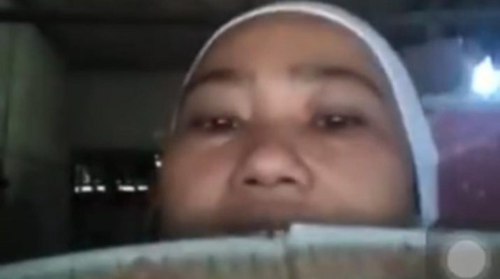 Publik kembali di gegerkan dengan aksi seorang wanita yang hina Al-Qur'an hingga bakar bendera merah putih yang terbuat dari plastik. Videonya, tengah viral di media sosial saat ini.