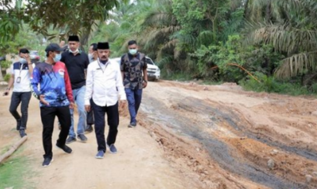 Kadis PUPR Provinsi Jambi, M Fauzi bersama Wakil Bupati Muaro Jambi, Bambang Bayu Suseno tinjau jalan rusak di kawasan Bahar Muaro Jambi.