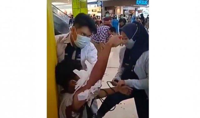Baru-baru ini sebuah kejadian di pasar modern Mall geger, kegiatan pameran reptil yang di gelar pun mendadak heboh. Betapa tidak, sang pemilik digigit ular peliharaannya sendiri.