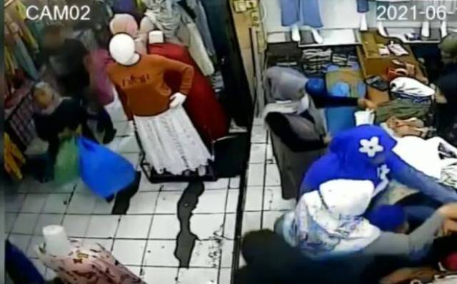 Terekam CCTV, aksi wanita ini yang pura-pura belanja, tau taunya bawa kabur belanjaan orang lain. Al hasil, belanjaan tiga kantong barang grosiran orang tersebut raib.