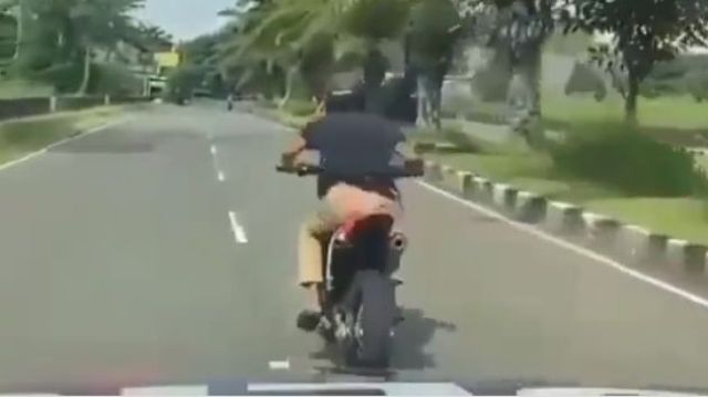 Baru-baru ini, sebuah video viral seorang pengendara gaya-gayaan lakukan freestyle di jalan raya. Berhasil sih, tetapi endingnya bikin malu. Sehingga warganet heboh.