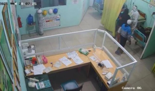 Baru-baru ini, sebuah video viral beredar di media sosial. Di mana, seorang perawat Puskesmas dipukul anak pasien covid-19. Akhirnya, pelaku terancam penjara 2 tahun lebih.