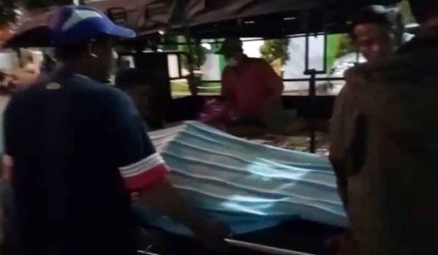 Baru-baru ini, aksi seorang warga yang tengah bawa jenazah pakai motor, gegerkan publik. Hal ini lantaran ia tak mampu bayar sewa Ambulans.