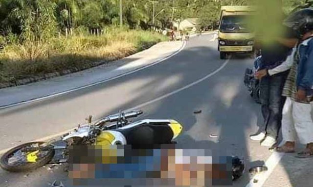 Kecelakaan lalu lintas timur Tanjabbar Provinsi Jambi, seorang pemuda atau pengendara motor Vixion tewas dengan keadaan mengenaskan. Di duga korban tabrak lari. 