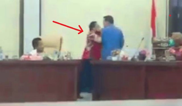 Anggota DPRD di Labuhanbatu Selatan (Labusel) Sumatera Utara atau Sumut, nyaris adu jotos di ruang rapat viral. Insiden terjadi saat rapat dengar pendapat (RDP) soal dana Corporate Social Responsibility (CSR), Kamis (8/7/20217).