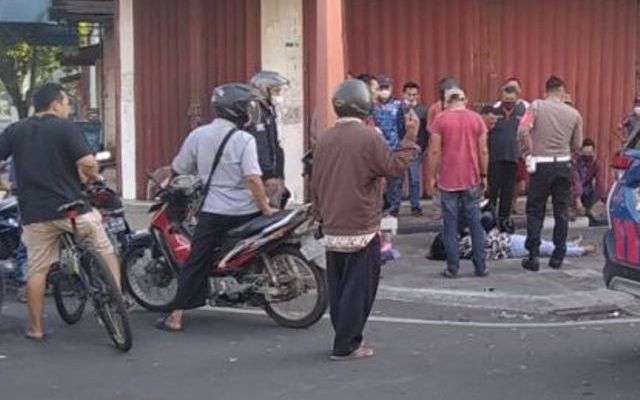 Usai tabrak lari ibu dan anak di persimpangan lampu rambu-rabu lalu lintas, sebuah mobil ambulans yang melaju dengan kencang ini kabar hingga terobos portal water barrier.