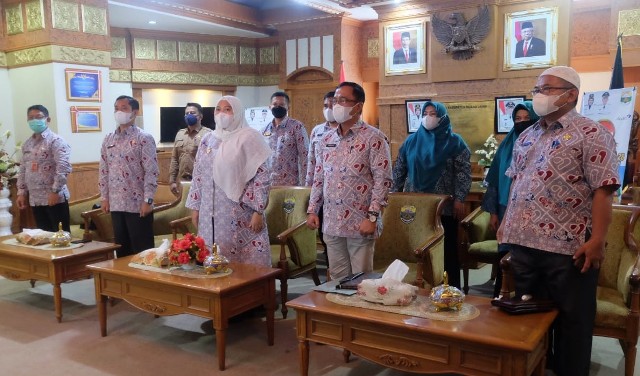 Bupati Hj Masnah Busyro, SE  ikuti peringatan Hari Keluarga Nasional atau HARGANAS ke-28 Tahun 2021. Bertempat di ruang kerja Bupati Muaro Jambi, Selasa pagi (29/6/21).