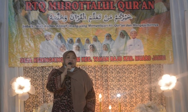 Bupati Muaro Jambi, Masnah Busyro menghadiri acara wisuda tahfidz jul 30, Rtq Murottalul Qur'an sebanyak 13 orang. Yang terdiri dari hafidz 2 dan hafidzoh 11, Rabu (30/06/2021).