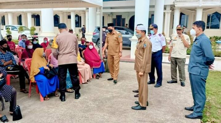Wakil Bupati Tanjung Jabung Barat, Hairan, SH memantau pelaksanaan vaksinasi Covid-19 untuk kelompok masyarakat Lansia, dosis kedua. Serta dosis pertama bagi masyarakat umum, umur 18 tahun keatas.