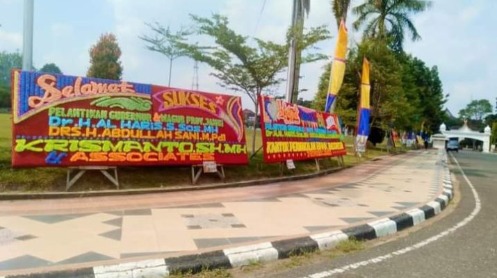 Menjelang pelantikan Gubernur dan Wakil Gubernur Jambi baru, pekarangan Gubernuran Telanai Pura mulai ramai papan Bunga. Alhasil, pengusaha papan bunga di Jambi panen.