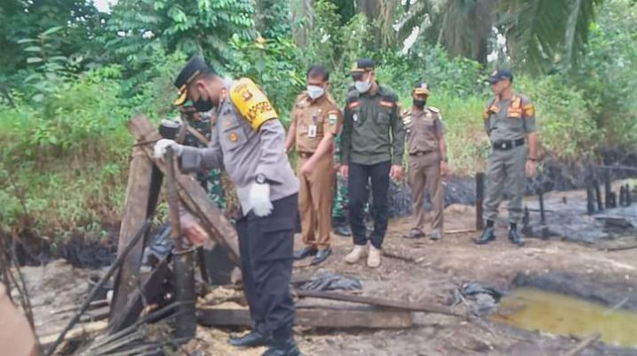 Polres dan Pemkab Muaro Jambi kembali lakukan Penertiban dan Penindakan terhadap pelaku ilegal drilling, bersama tim gabungan terpadu di Desa Bukit Subur Kecamatan Bahar Selatan, Senin (11/07 /2021).