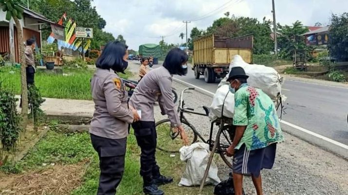 Dalam rangka menyambut HUT Polwan ke-73, Kapolsek Mestong dan polisi Wanita di Polres Muaro Jambi, Berikan Bansos keliling kepada pelaku usaha kecil dan pemulung terdampak Covid-19.