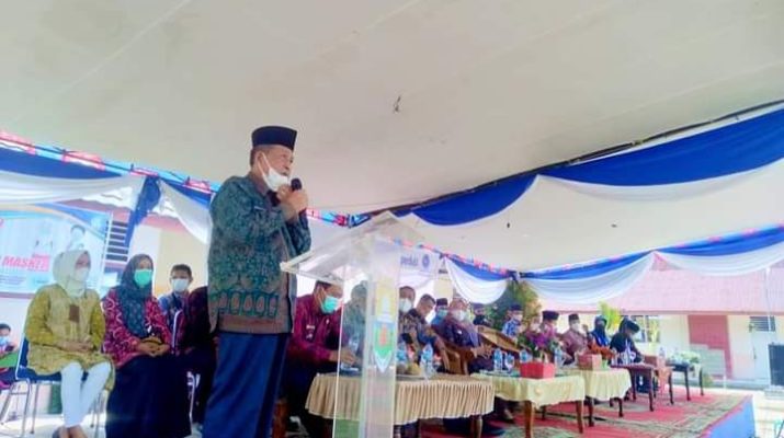 Saat menghadiri acara Idul Adha penyembelihan Hewan Kurban, di Pemukiman Masyarakat Adat SAD Nebang Jaya, Muaro Jambi. Wakil Gubernur Jambi, Abdullah Sani sampaikan buah tangan.