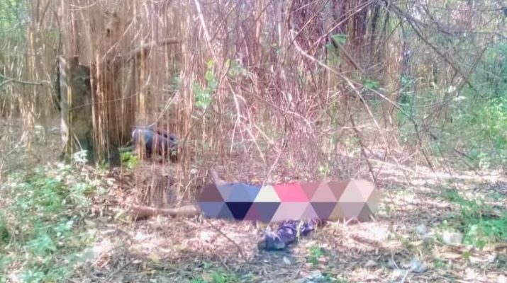 Warga Simpang Kawat Jambi, di gegerkan oleh penemuan mayat pria paruh baya di semak tak jauh dari pembuangan sampah Jambi, Minggu (25/07/2021) pagi.